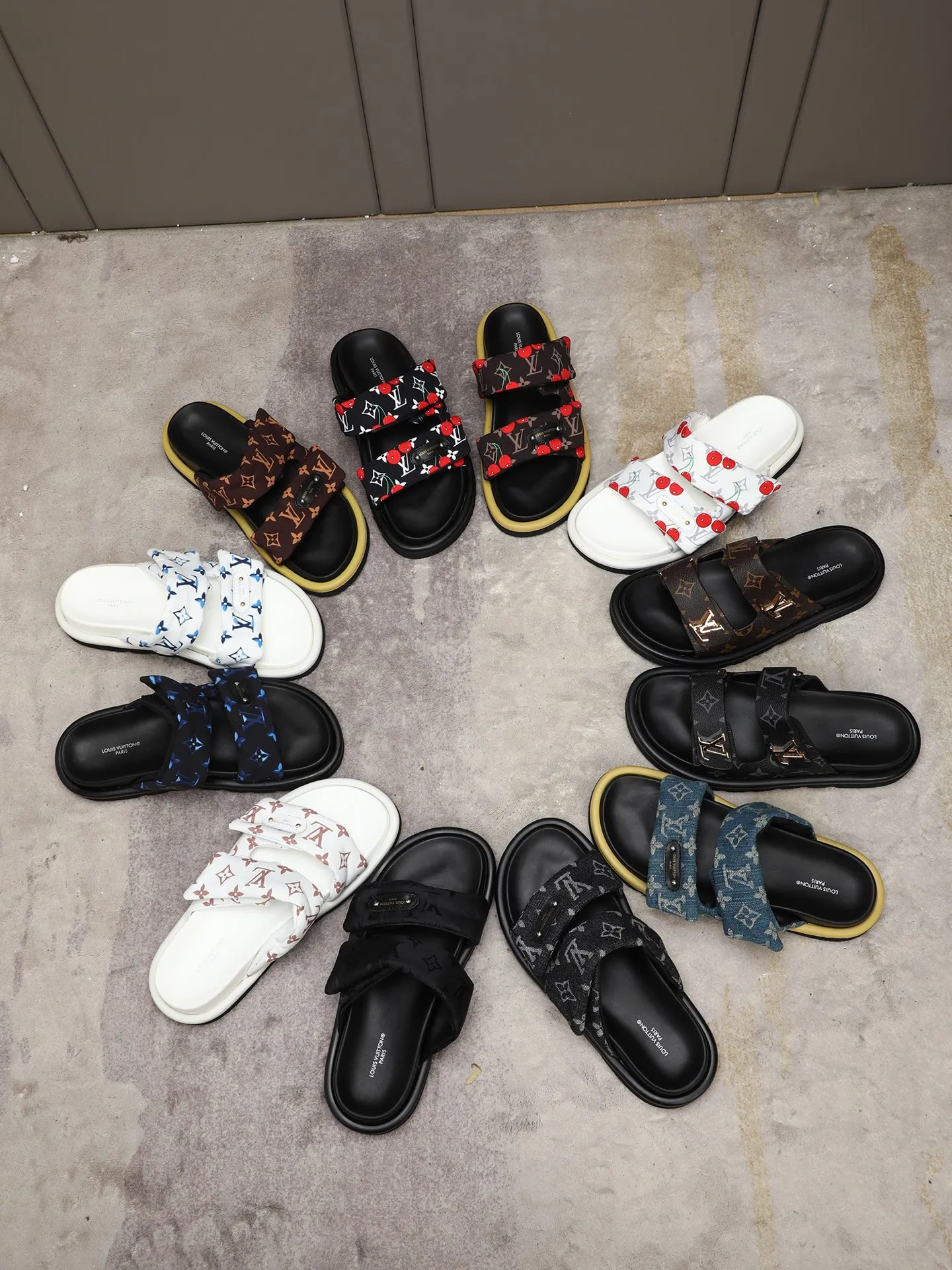 PP360 [LOUIS VUITTON] Louis Vuitton, LV printing, men's and women's slippers are on the market. The drawer box packaging comes with a cloth bag and a card. The upper pattern looks very soft and waxy, and it is a super versatile leg slimming tool. Fabric: imported denim/canvas/old fabric, LV hardware LOGO, official website pattern printing, comfortable to wear, feet: high-elastic PU water table. Sole: foam sole, heel height: about 5cm. Code number: 35-46, 35, 45, 46 are custom-made and non-returnable. Color: multiple colors and styles available.